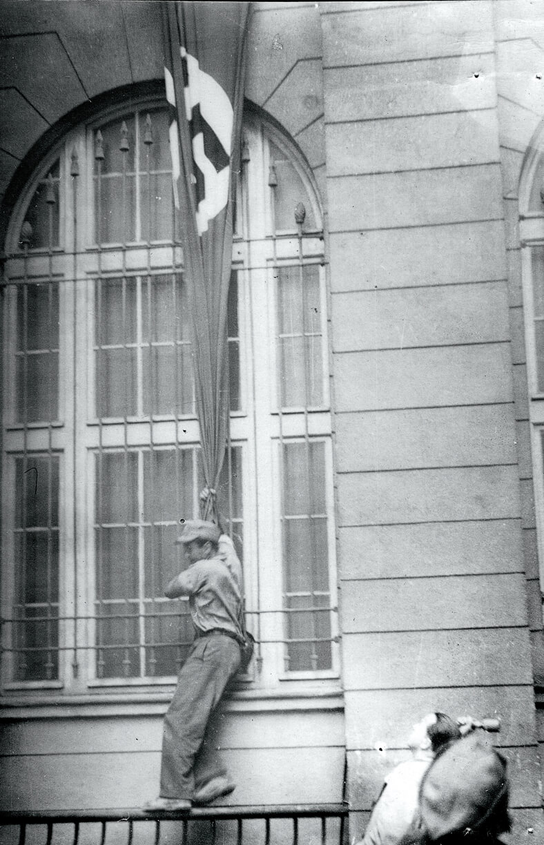 Fotoreporter Stanisław Bala ps. „Giza”, zrywa nazistowską flagę z gmachu PKO